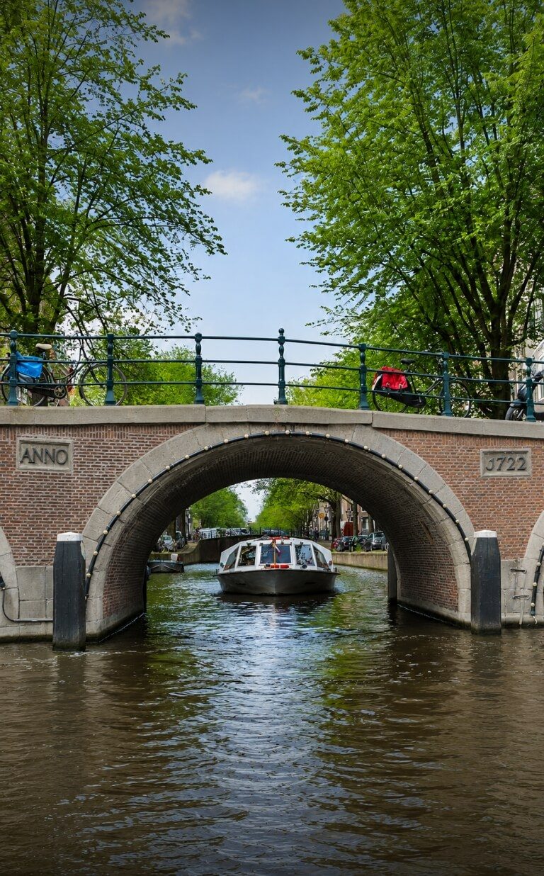 canal cruise city